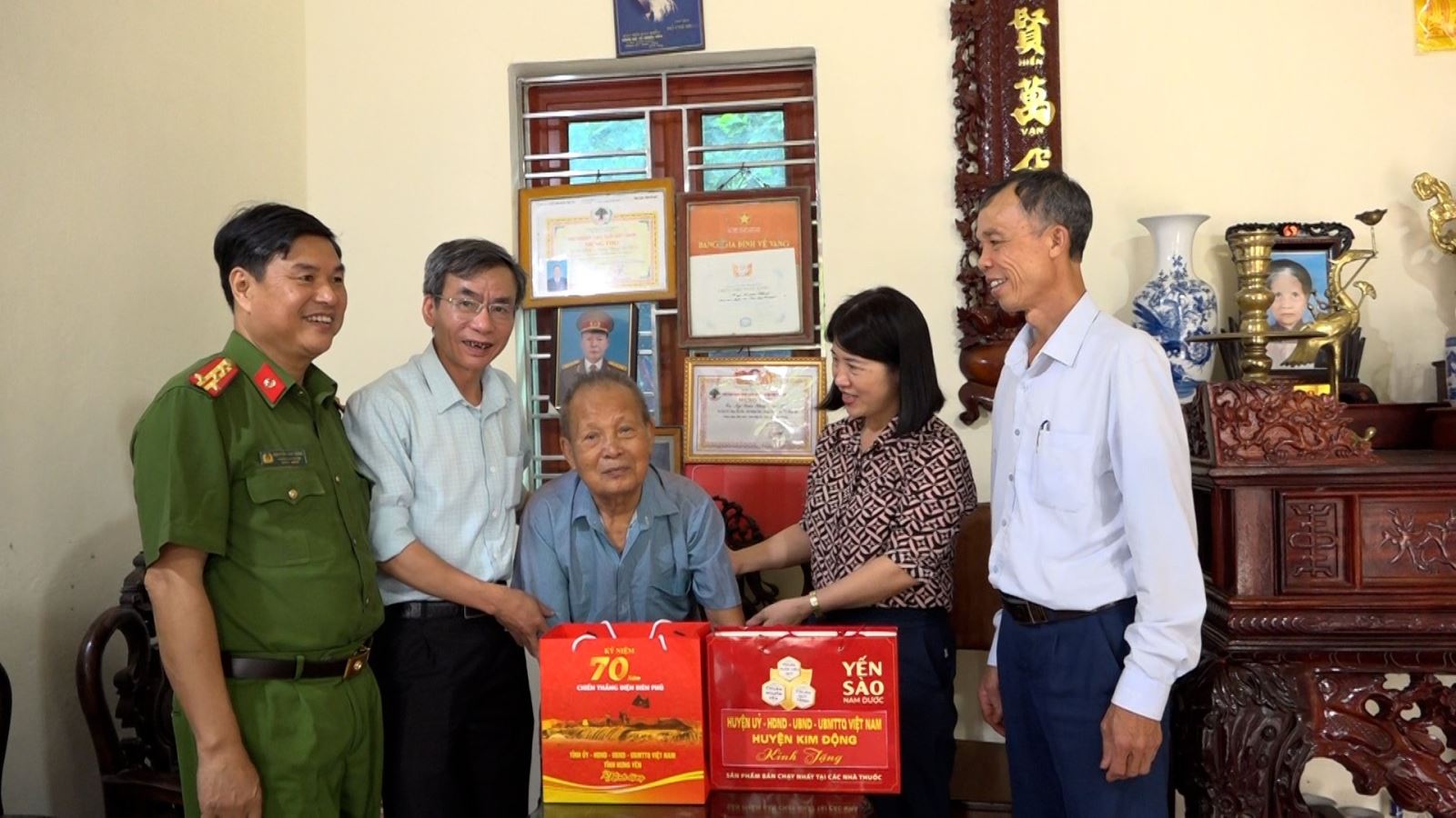 Lãnh đạo huyện tổ chức thăm, tặng quà các chiến sĩ Điện Biên, thanh niên xung phong và dân công hỏa tuyến nhân dịp 70 năm chiến thắng Điện Biên Phủ