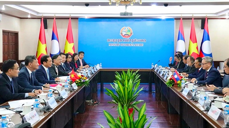 Việt Nam và Lào sát cánh trên con đường phát triển