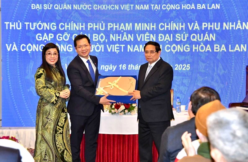 Thủ tướng Phạm Minh Chính và Phu nhân gặp gỡ cộng đồng người Việt Nam tại CH Ba Lan