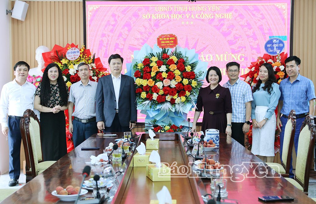 Đồng chí Phó Bí thư Thường trực Tỉnh ủy, Chủ tịch Ủy ban MTTQ tỉnh chúc mừng Sở Khoa học và Công nghệ nhân ngày Khoa học, Công nghệ và Đổi mới sáng tạo Việt Nam 18/5