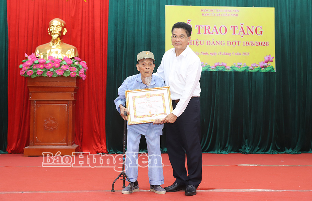 Đồng chí Phó Chủ tịch UBND tỉnh Lê Quang Hòa trao Huy hiệu Đảng tại xã Châu Ninh