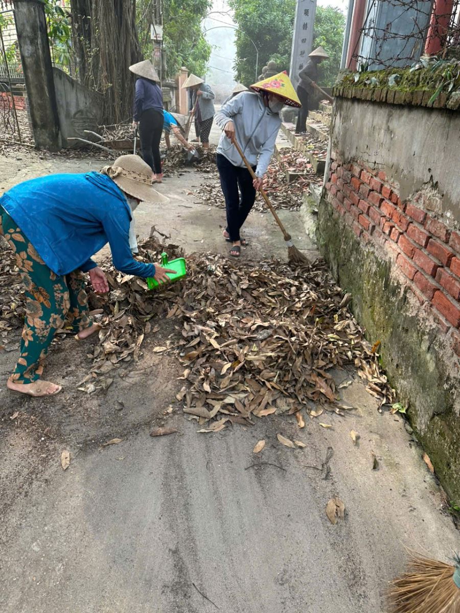 Cán bộ, hội viên nông dân tham gia vệ sinh môi trường  sau mưa lũ