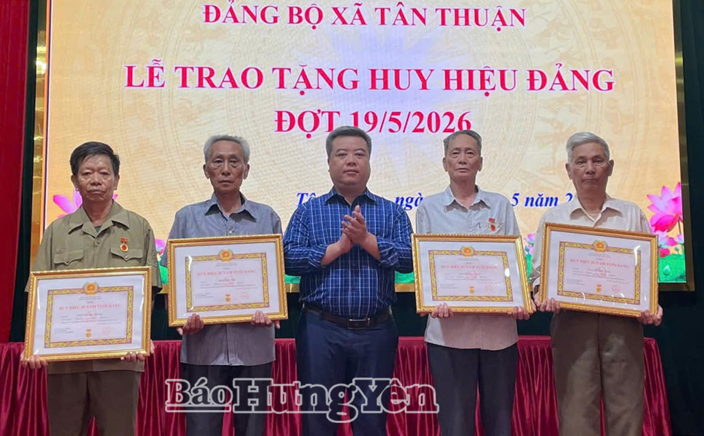 Tỉnh Hưng Yên: Trao tặng, truy tặng Huy hiệu Đảng cho 3.827 đảng viên trong đợt 19/5/2026