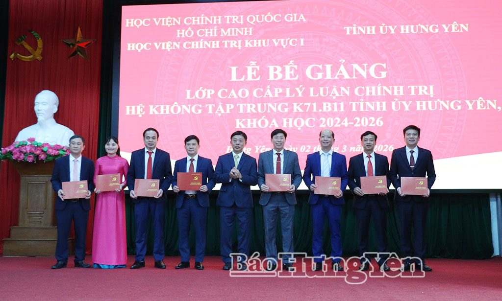 32 học viên được cấp bằng Cao cấp lý luận chính trị