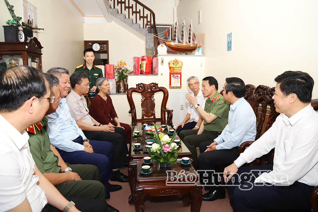 Đại tướng Lương Tam Quang, Ủy viên Bộ Chính trị, Bộ trưởng Bộ Công an thăm, tặng quà thương binh ở phường Phố Hiến