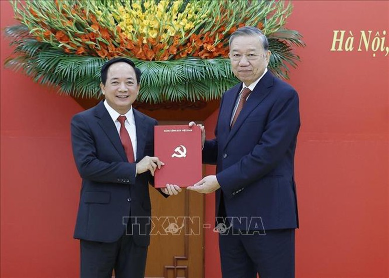 Tổng Bí thư Tô Lâm trao các quyết định bổ nhiệm Trưởng Ban Tuyên giáo và Dân vận Trung ương và Phó trưởng ban Thường trực Ban Nội chính Trung ương
