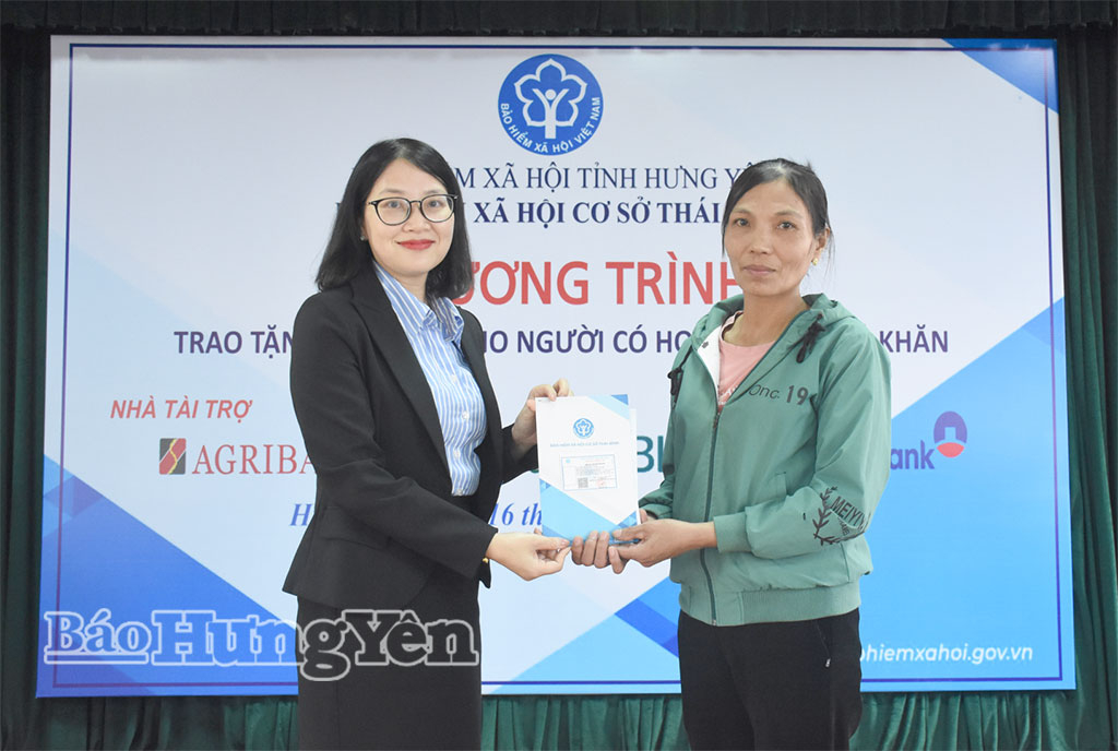 Nhân văn chương trình tặng sổ BHXH và thẻ BHYT