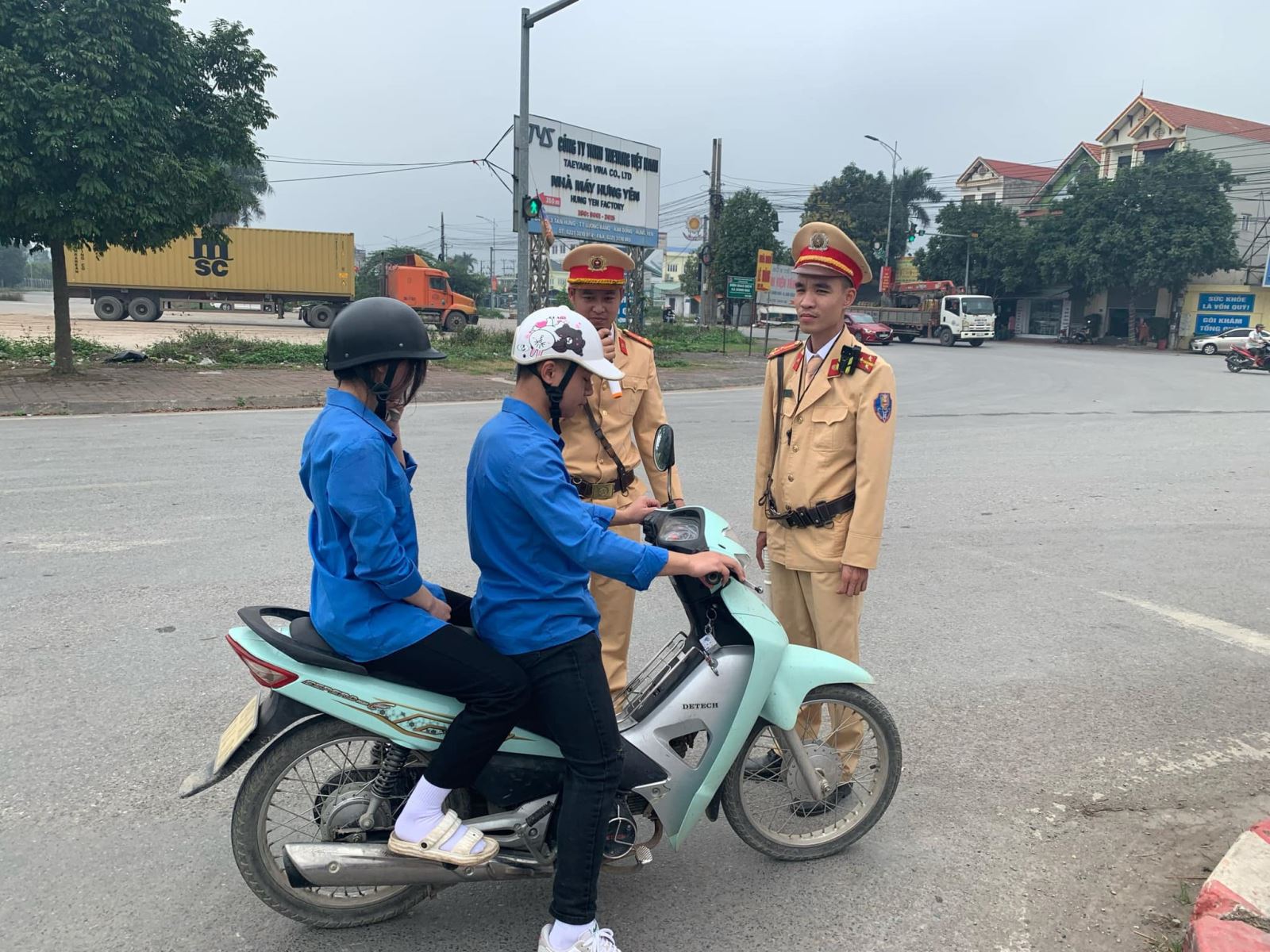 Công an huyện Kim Động tổ chức tuyên truyền pháp luật về TTATGT và hướng dẫn tham gia giao thông an toàn cho học sinh trên địa bàn huyện