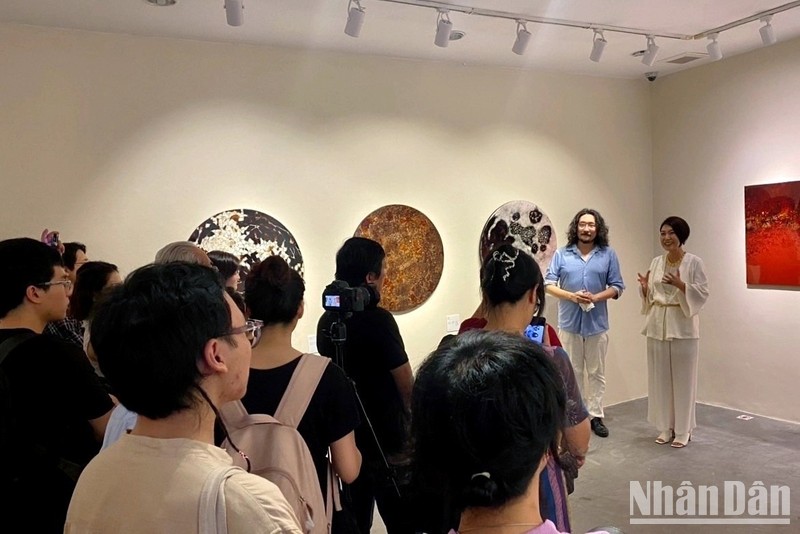 Nữ hoạ sĩ Nhật Bản vẽ “Trăng” bằng sơn mài Việt Nam