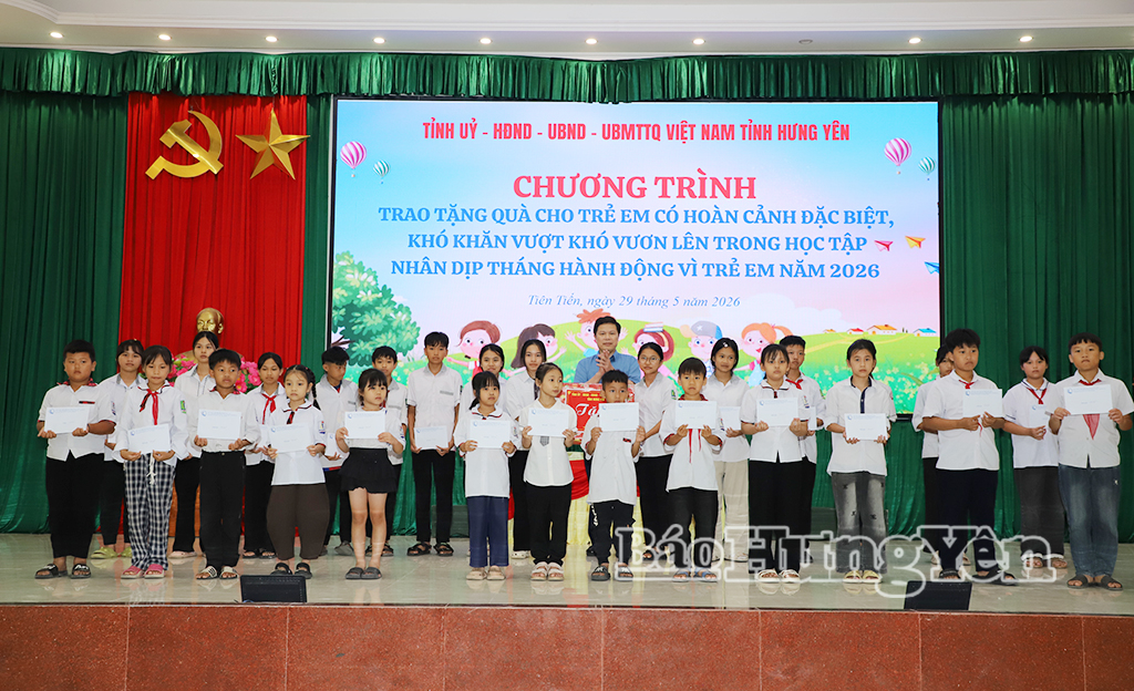 Đồng chí Trần Quốc Toản, Phó Bí thư Thường trực Tỉnh ủy, Chủ tịch Ủy ban MTTQ Việt Nam tỉnh tặng quà trẻ em xã Tiên Tiến