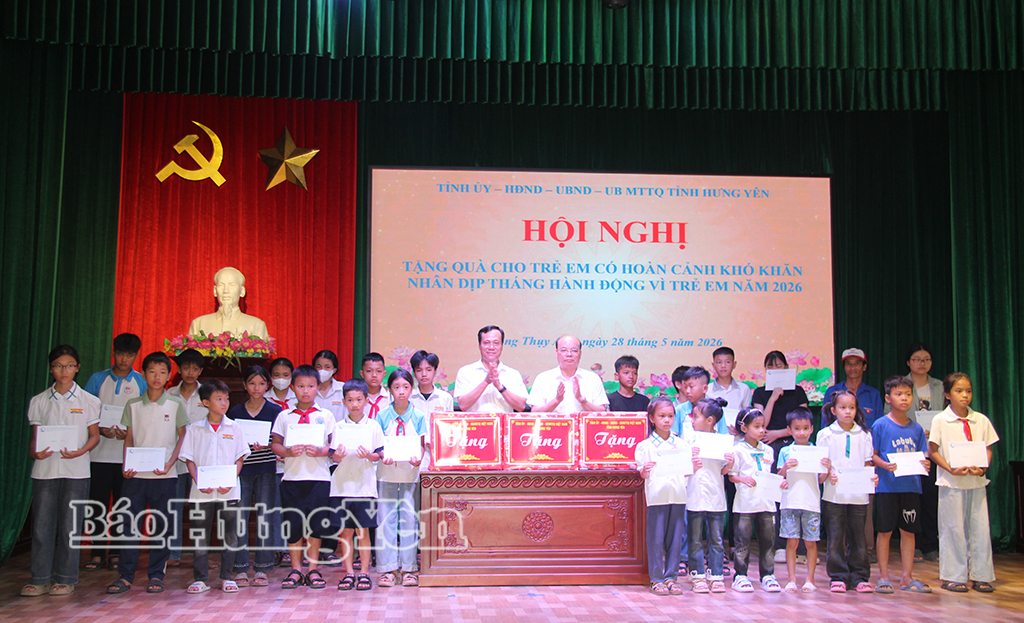 Đồng chí Phó Chủ tịch HĐND tỉnh Đặng Thanh Giang thăm, tặng quà trẻ em có hoàn cảnh khó khăn