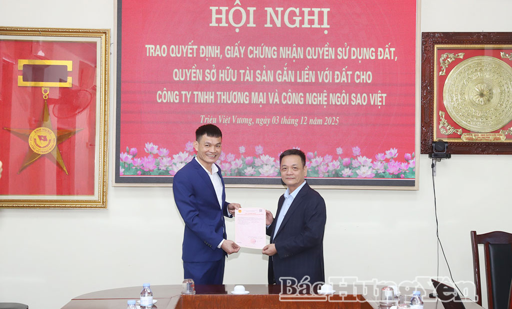 Xã Triệu Việt Vương: Trao Giấy chứng nhận quyền sử dụng đất cho doanh nghiệp
