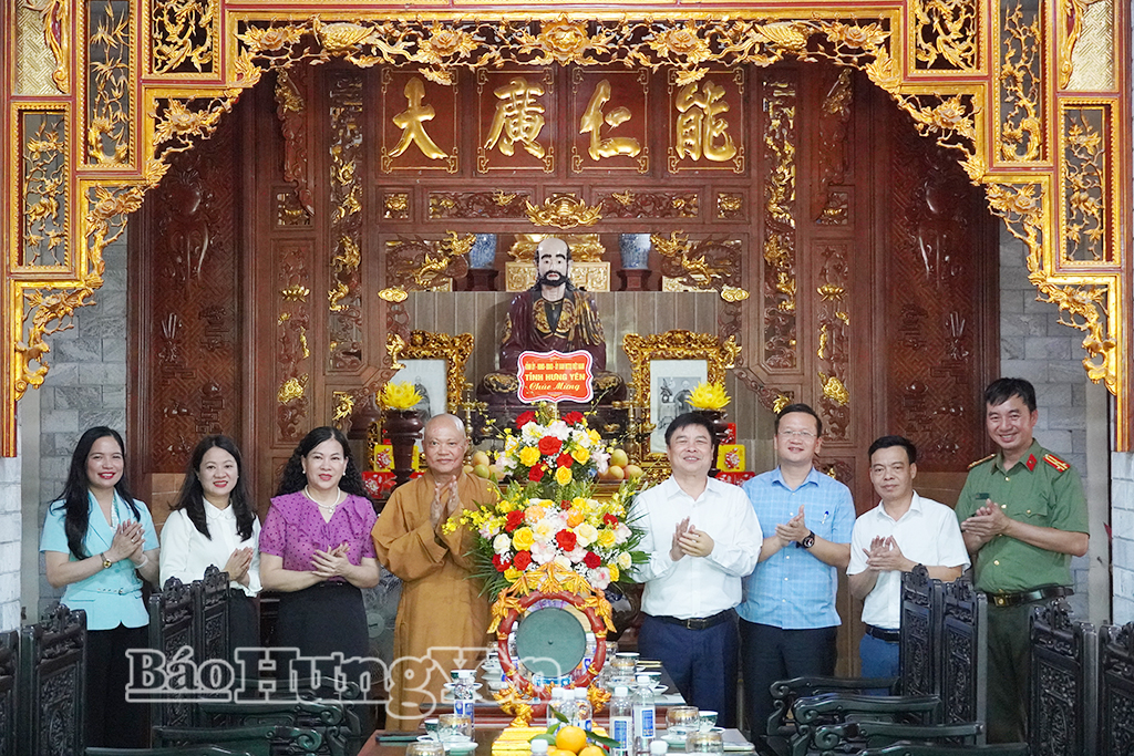 Đồng chí Phạm Văn Nghiêm, Phó Chủ tịch UBND tỉnh thăm, chúc mừng các chức sắc Phật giáo tại chùa Quan Âm