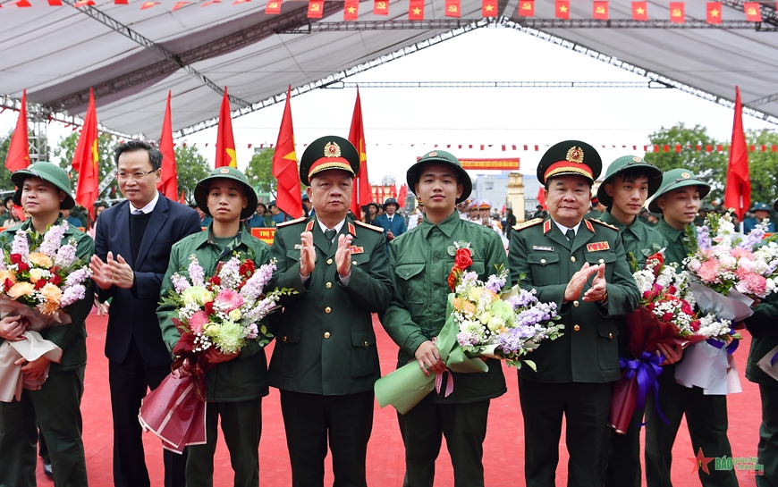 Huyện Kim Động tổ chức lễ giao nhận quân năm 2024