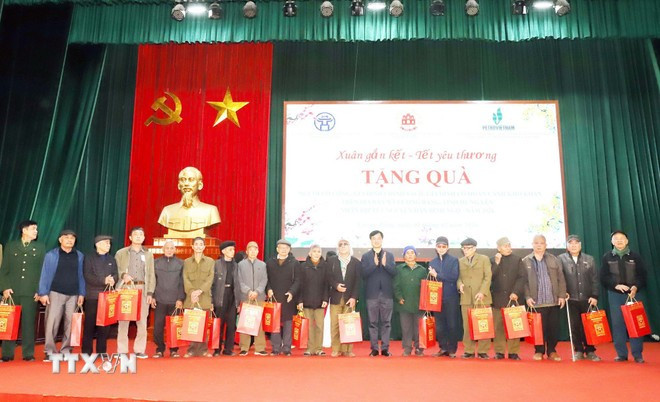 Bí thư Thành ủy Hà Nội Nguyễn Duy Ngọc trao quà Tết tại Hưng Yên