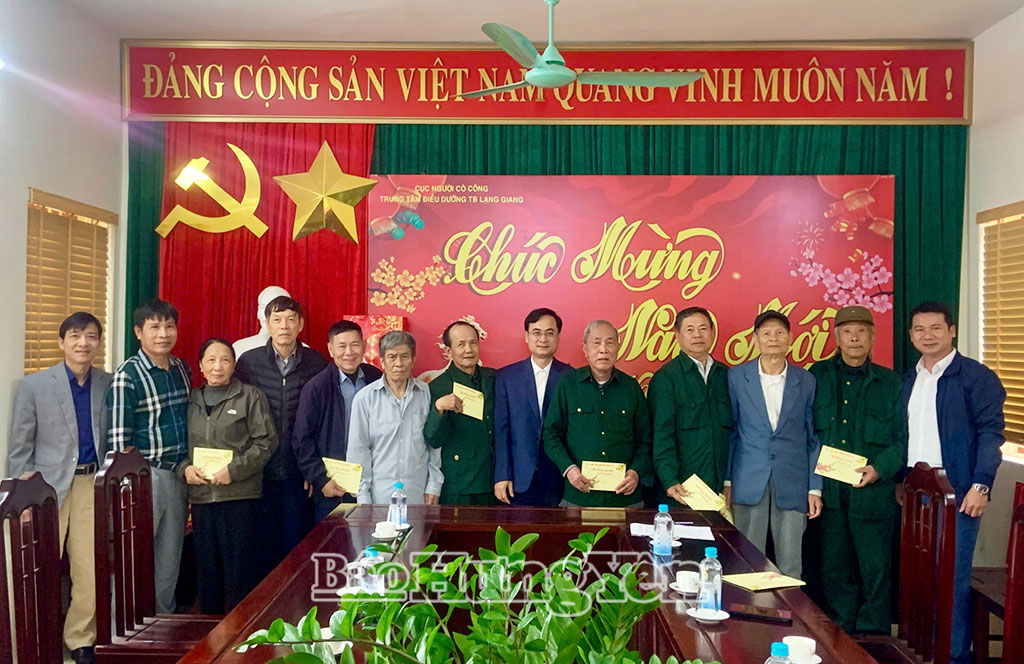 Trao quà Tết tặng đối tượng chính sách, hộ nghèo, cận nghèo, hộ có hoàn cảnh khó khăn