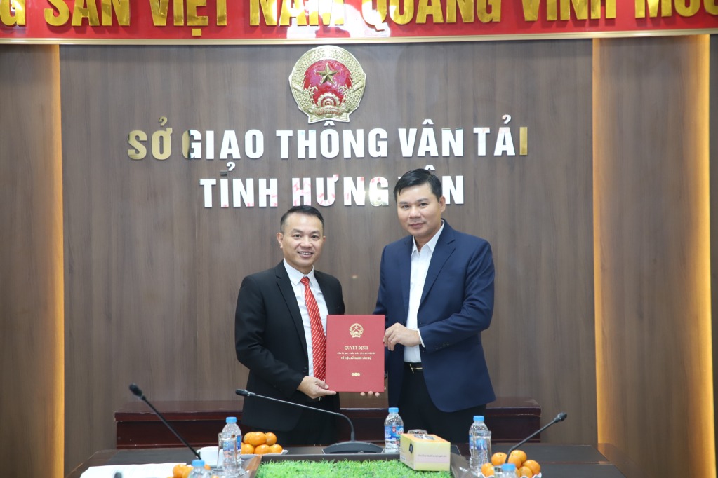 Công bố quyết định tiếp nhận vào công chức và bổ nhiệm Phó Giám đốc Sở Giao thông vận tải