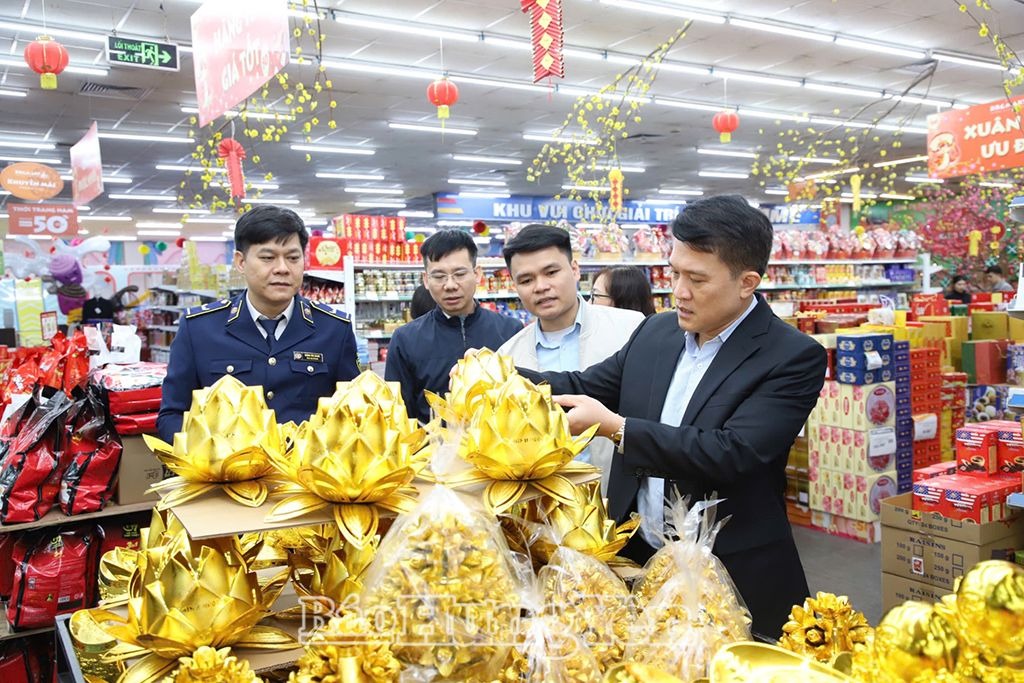 Kiểm tra tình hình kinh doanh hàng hoá phục vụ Tết Nguyên đán Ất Tỵ 2025