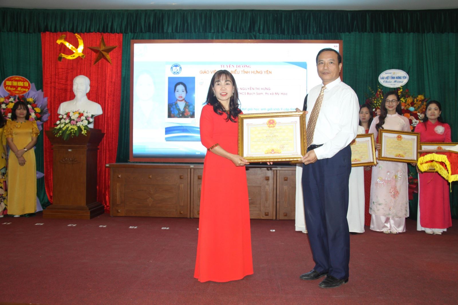 Gương cô giáo Trịnh Thị Mai - Trường Tiểu học xã Toàn Thắng tận tâm với công việc trồng người
