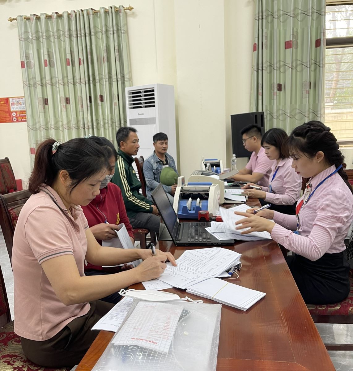 Huyện Kim Động Gần 1.500 khách hàng được vay vốn giải quyết việc làm từ Ngân hàng CSXH