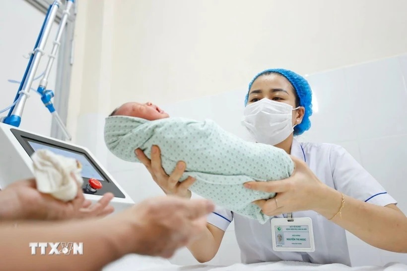Bộ Chính trị yêu cầu không kỷ luật đảng viên sinh con thứ ba trở lên