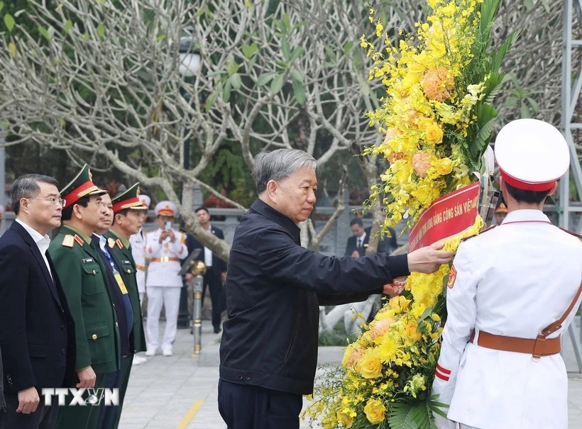 Tổng Bí thư Tô Lâm dâng hương tưởng nhớ và tri ân các Anh hùng liệt sỹ