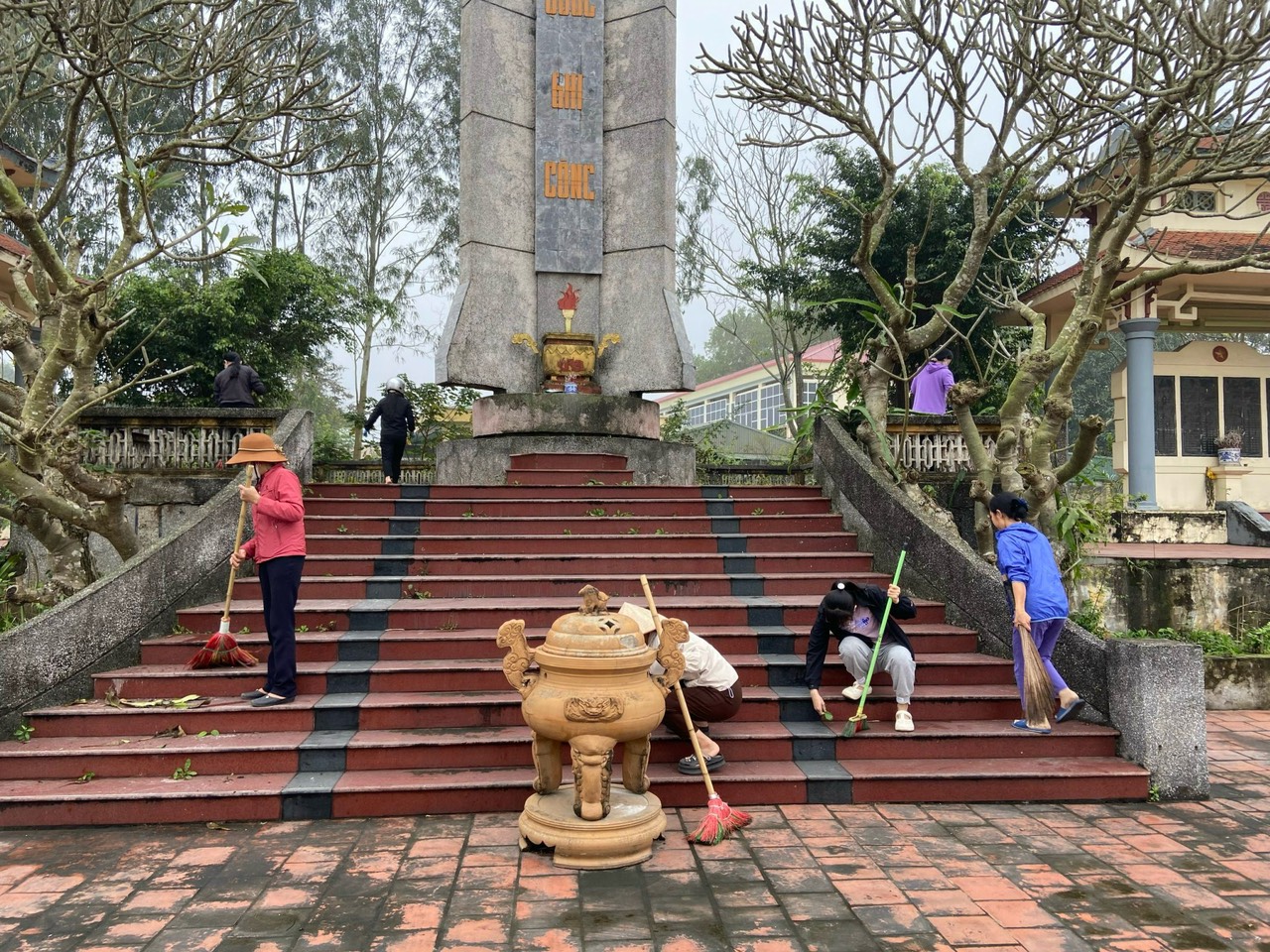 Huyện đoàn Kim Động phát động đợt ra quân dọn dẹp môi trường chuẩn bị đón tết Nguyên đán Giáp thìn 2024