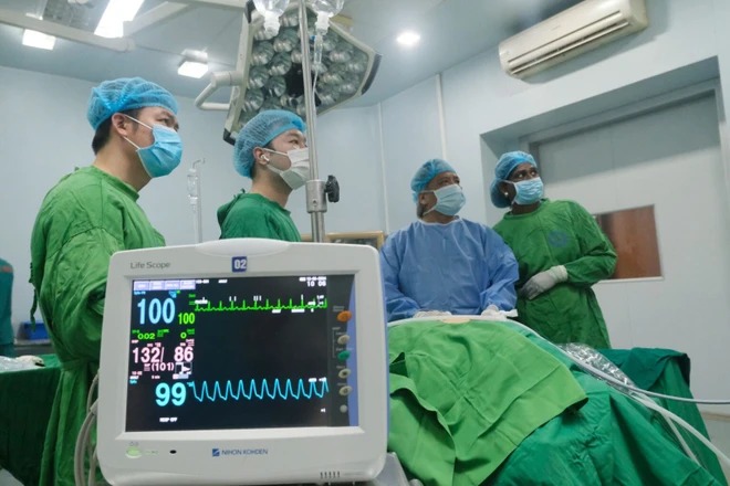 Bác sỹ nước ngoài tới VN học kỹ thuật mổ nội soi tuyến giáp “Dr Luong”