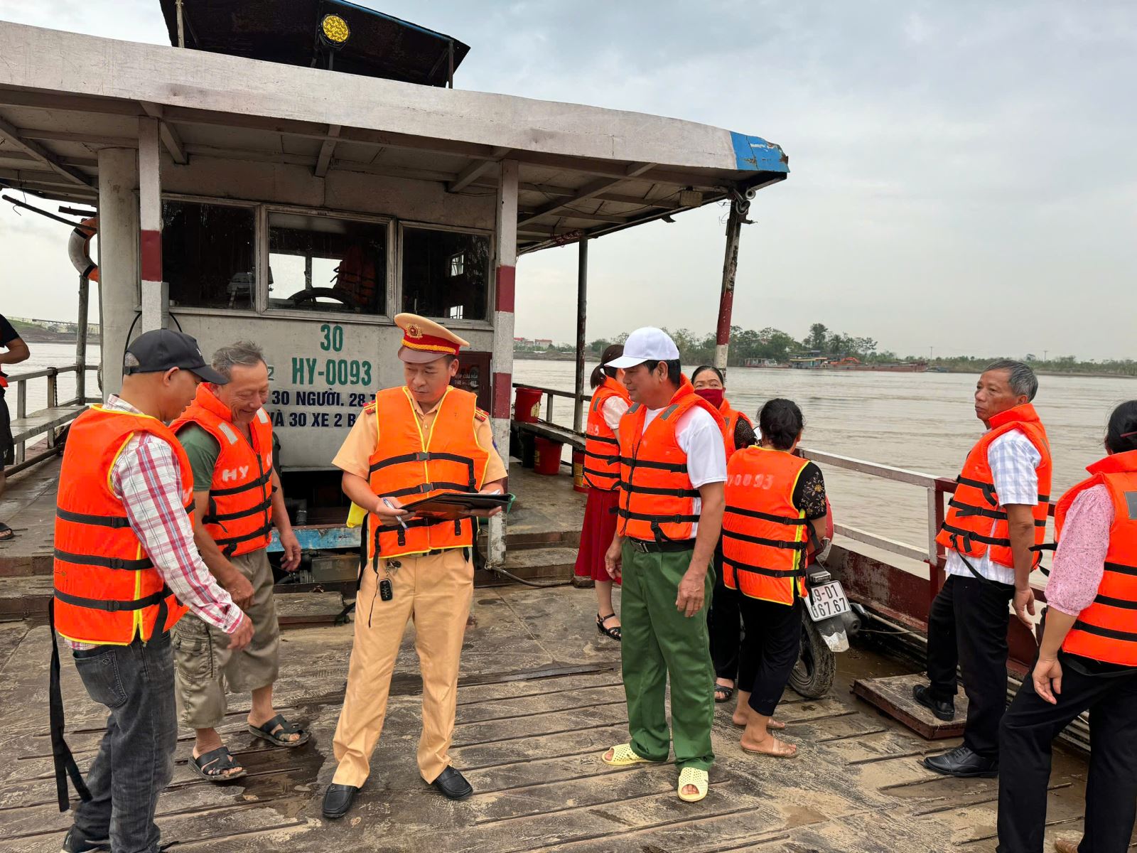 Công an huyện Kim Động tổ chức tuyên truyền pháp luật về an toàn giao thông đường thuỷ nội địa