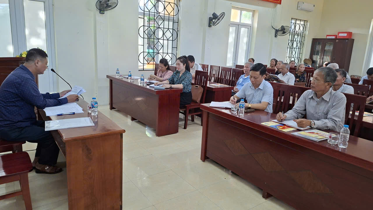 Đồng chí Đoàn Thị Thanh Minh, Phó Bí thư Thường trực Đảng ủy dự sinh hoạt Chi bộ thôn Lê Xá.